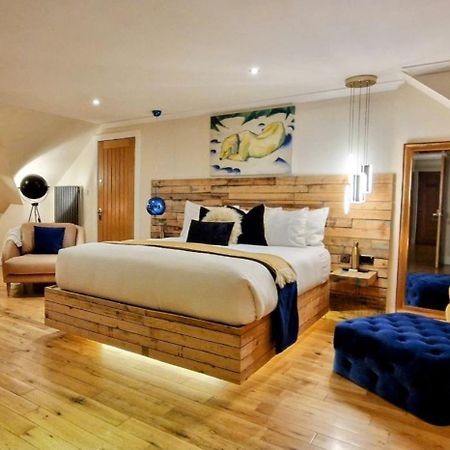 The Sleeping Dog Room At The Grumpy Schnauzer Bnb Huge Room, Luxe Suite, Private Hot Tub, Breakfast, Gym, Games Room, Farm Stay, Amazing 艾尔德里 外观 照片