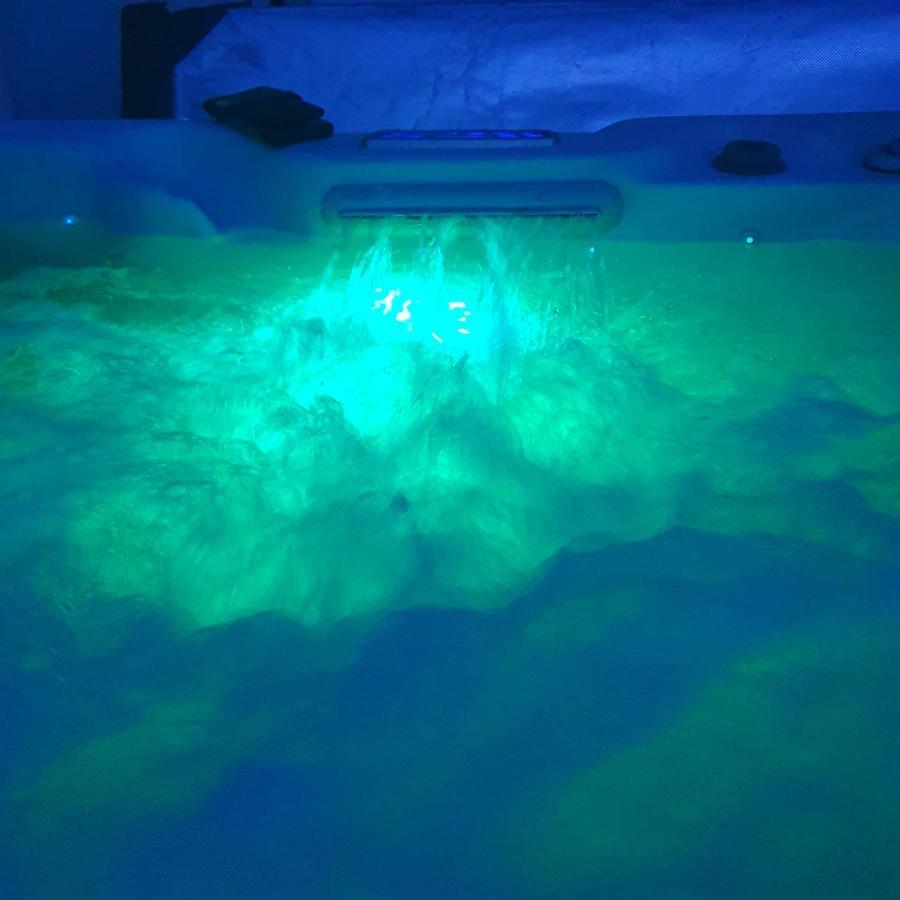The Sleeping Dog Room At The Grumpy Schnauzer Bnb Huge Room, Luxe Suite, Private Hot Tub, Breakfast, Gym, Games Room, Farm Stay, Amazing 艾尔德里 外观 照片
