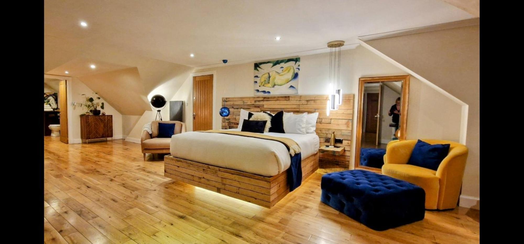 The Sleeping Dog Room At The Grumpy Schnauzer Bnb Huge Room, Luxe Suite, Private Hot Tub, Breakfast, Gym, Games Room, Farm Stay, Amazing 艾尔德里 外观 照片